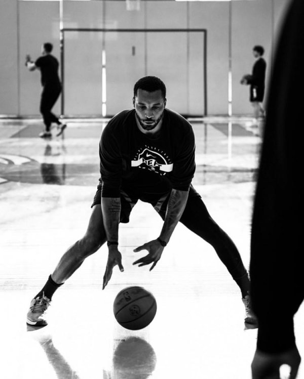 股票配资平台网站 期待新赛季！热火官方晒鲍威尔和希罗训练照