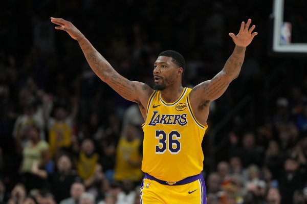 可查的实盘配资公司 斯玛特连续两场季后赛砍至少20分5断 湖人队史首人